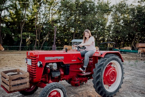 Katja Dallmann am Traktor